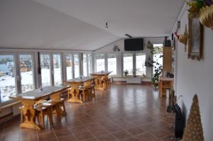 考斯赛力克威拉赛尔翁维尔基宾馆的客房设有桌椅和窗户。