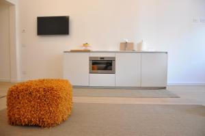 穆拉诺Appartamento Colonna的客厅配有沙发和墙上的电视