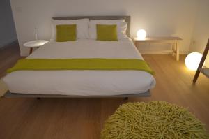 穆拉诺Appartamento Colonna的一间卧室配有一张带绿毯的大床