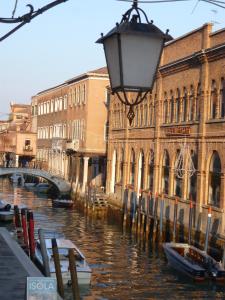 穆拉诺Appartamento Colonna的一条挂在运河上的船灯