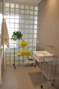 穆拉诺Appartamento Colonna的一间带水槽和盆栽植物的浴室