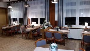 汉堡弗朗库德意志酒店 的用餐室设有桌椅和窗户。