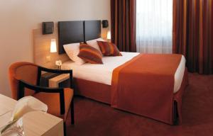 日内瓦瑞士酒店的酒店客房带一张大床和一把椅子
