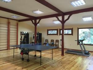 波罗维茨Хотел "Калина"的带健身房的客房内的乒乓球桌