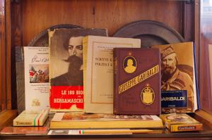 贝加莫齐塔德米雷酒店的一堆书放在书架上