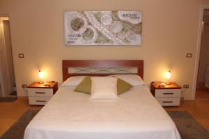 PontesturaCascina Fietta - Wine Dreams Apartments的一间卧室配有一张带2个床头柜的大床