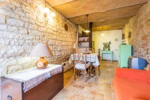 福萨托-迪维科Appartamento nel Castello presso Gubbio的石墙和台灯桌子的房间