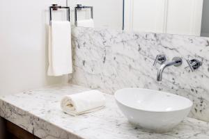 圣地亚哥卢西亚诺K酒店的浴室配有白色水槽和大理石台面