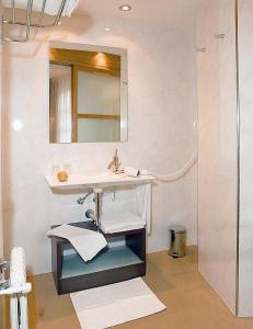 费莱乔萨卡萨尔拉皮都酒店的一间带水槽和镜子的浴室