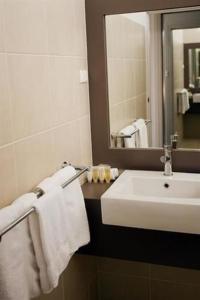 谢珀顿南门汽车旅馆的浴室设有白色水槽和镜子