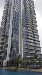 雅加达温莎招牌公寓的一座棕榈树环绕的大建筑