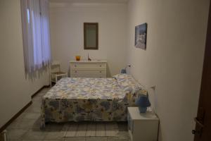 圣温琴佐Residence Loggetta Margherita的一间小卧室,配有一张床和一个梳妆台