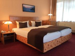辛斯海姆文森特酒店的一间位于酒店客房内的带大床的卧室