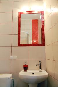 尼古拉耶夫VIP studio in CENTER!!!的一间带水槽和镜子的浴室