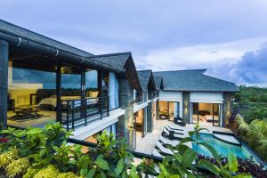 乌鲁瓦图14号棕榈树酒店的享有带游泳池的房屋外部景致