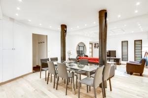 巴黎塞纳河全新装修138平方米公寓的一间带桌椅的用餐室