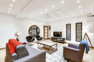 巴黎塞纳河全新装修138平方米公寓的客厅配有沙发、椅子和桌子
