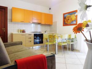 阿尔盖罗伊尔梅尔迪阿莉达公寓酒店的厨房配有沙发和桌椅