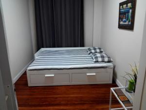 毕尔巴鄂Apartamento Villarias的一张位于小房间的床,配有床垫
