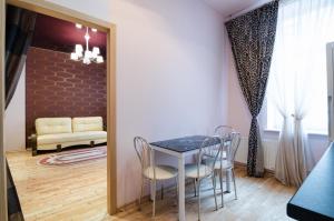 利沃夫LEOGRAND Apartments on Doroshenka 34的一间带桌椅和镜子的用餐室