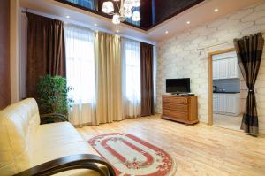 利沃夫LEOGRAND Apartments on Doroshenka 34的带沙发和电视的客厅
