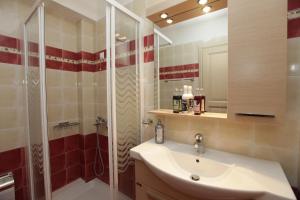 坎博斯Avgerinos Hotel的一间带水槽和淋浴的浴室