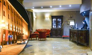 卡利什科莫达俱乐部酒店的镜子反射着一间客厅的房间