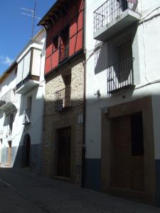 哈赖斯德拉韦拉Churruca的街道上带两个阳台的建筑