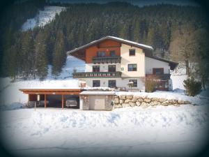 格绍帕克勒早餐膳宿酒店的山前大雪屋