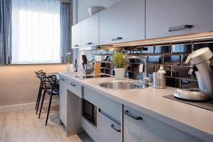 慕尼黑MLOFT公寓式酒店的厨房或小厨房