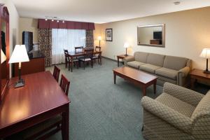 尤里卡红狮尤里卡酒店的酒店客房设有沙发、椅子和桌子。