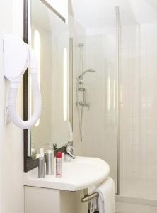 尚贝里尚贝里宜必思酒店的白色的浴室设有水槽和淋浴。