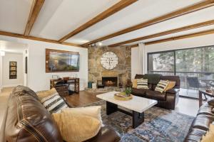 Modern Gatlinburg Condo with Pool Table, Balcony & Access to 3 Pools