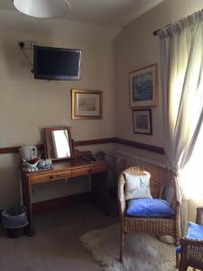 里彭The Bull Inn West Tanfield的客房设有书桌、镜子和椅子。