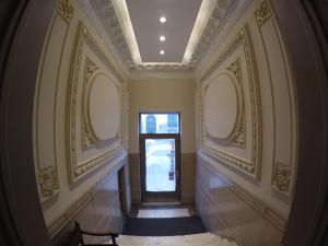 蒙得维的亚新阿拉佩酒店的大楼内带门的走廊