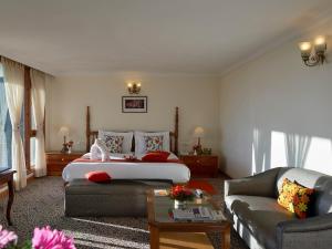 马舍布拉马辛德拉玛博瑞度假村的酒店客房,配有床和沙发