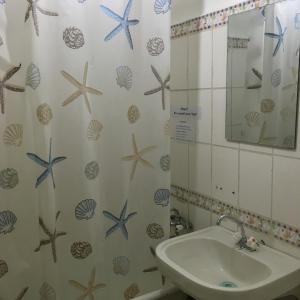 乌兰巴托UB Guesthouse & Tours的一间带水槽和镜子的浴室