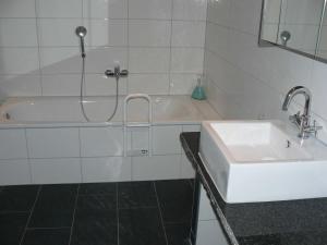 埃默里希FeWo am Mu-Cafe的浴室配有盥洗盆和浴缸。