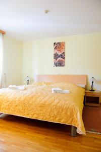罗加斯卡斯拉提纳Apartment Park 16的一间卧室配有一张黄色床罩的床