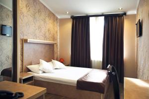 第比利斯朗多酒店的酒店客房设有床和窗户。