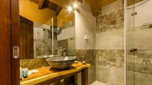 Odem吉拉德度假屋的一间带水槽和淋浴的浴室