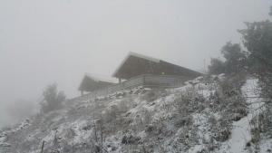 Odem吉拉德度假屋的雪覆盖的山顶上的房子