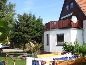 萨斯尼茨Ferienwohnungen Venz的前面有洗衣线的房子