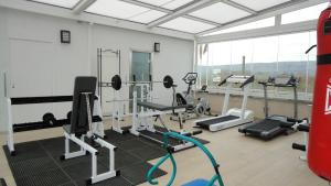贝利利亚·德·圣安东米拉多尔酒店的健身房设有有氧器材和大窗户