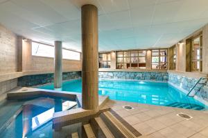 莱热艾米格拉格朗日公寓式酒店的大楼内的大型游泳池