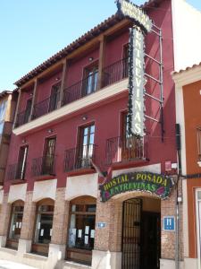 巴尔德佩尼亚斯因特雷维尼亚斯旅馆的前面有标志的红色建筑