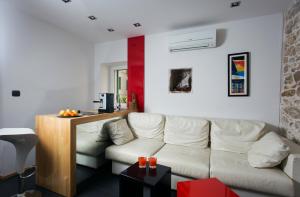 斯普利特Marinac City Center Apartments & Rooms的客厅配有白色的沙发和桌子