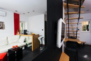 斯普利特Marinac City Center Apartments & Rooms的客厅设有白色沙发和螺旋楼梯。