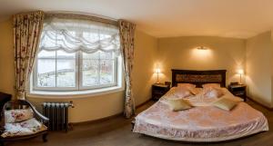 特拉凯阿尔戈特拉凯酒店的一间卧室设有一张床和一个大窗户