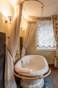 特拉凯阿尔戈特拉凯酒店的带浴缸的浴室和窗户